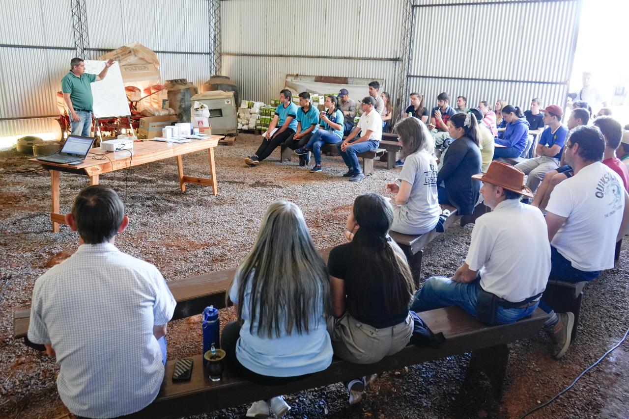 Romero Spinelli promueve la capacitación de los productores para mejorar la competitividad de la Cuenca Lechera del Alto Uruguay 7 Romero Spinelli promueve la capacitación de los productores para mejorar la competitividad de la Cuenca Lechera del Alto Uruguay imagen-6