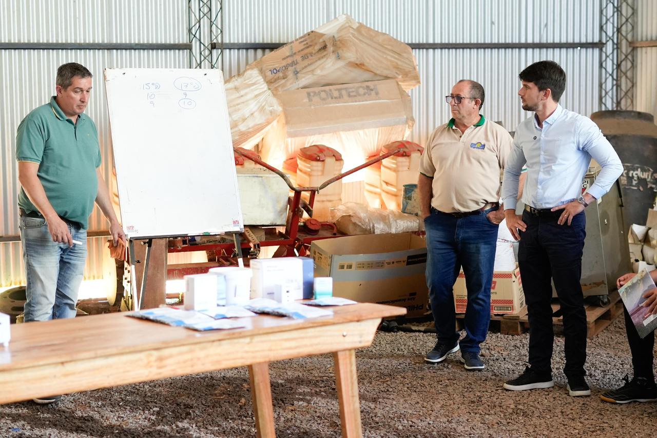 Romero Spinelli promueve la capacitación de los productores para mejorar la competitividad de la Cuenca Lechera del Alto Uruguay 13 Romero Spinelli promueve la capacitación de los productores para mejorar la competitividad de la Cuenca Lechera del Alto Uruguay imagen-12