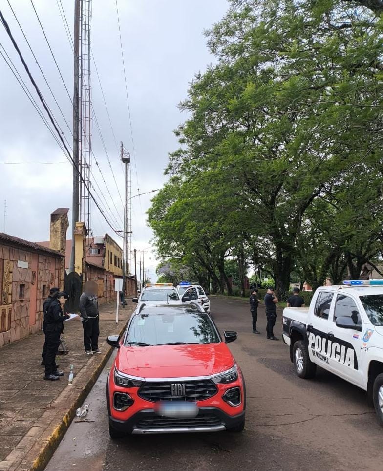 Conductor y acompañante ebrios realizaron exhibiciones obscenas y fueron arrestados en Apóstoles 5 Conductor y acompañante ebrios realizaron exhibiciones obscenas y fueron arrestados en Apóstoles imagen-4