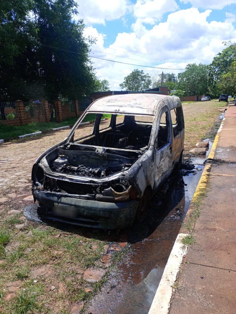 Bomberos sofocaron el incendio de un automóvil en Puerto Iguazú imagen-37