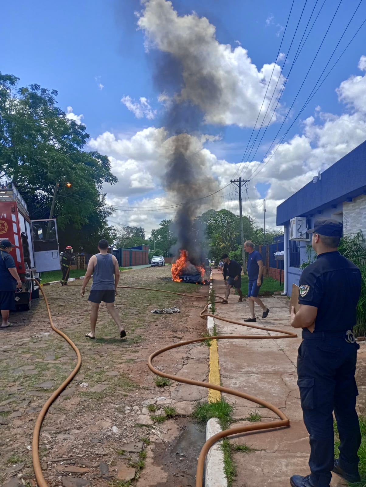 Bomberos sofocaron el incendio de un automóvil en Puerto Iguazú imagen-2