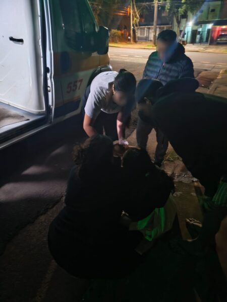 Posadas: dos jóvenes heridas tras ser embestidas por un auto que escapó del lugar imagen-1