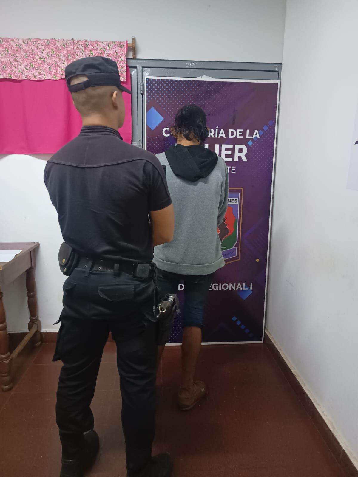 Saltó el muro de un jardín para robar en un comedor y la Policía lo atrapó 3 Saltó el muro de un jardín para robar en un comedor y la Policía lo atrapó imagen-2