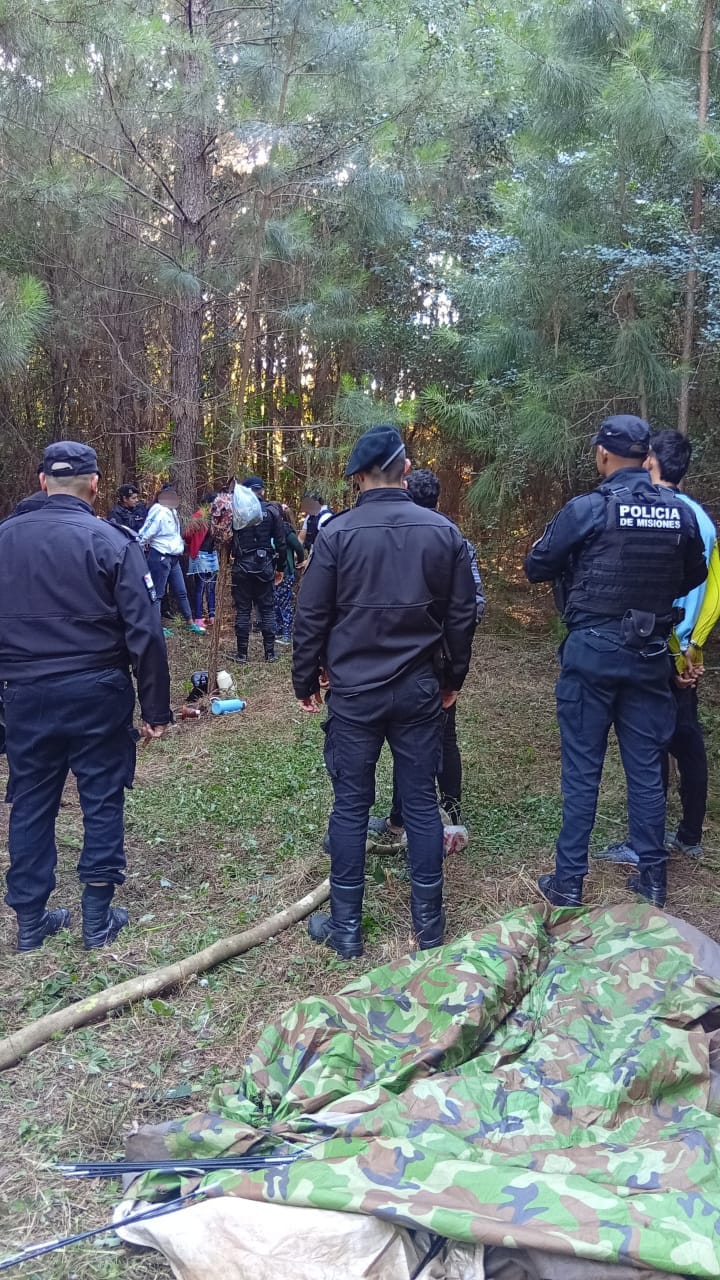 La Policía frenó una toma de terrenos en Jardín América: hay seis demorados 5 La Policía frenó una toma de terrenos en Jardín América: hay seis demorados imagen-4