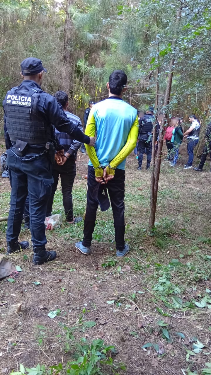 La Policía frenó una toma de terrenos en Jardín América: hay seis demorados 7 La Policía frenó una toma de terrenos en Jardín América: hay seis demorados imagen-6