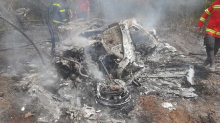 Una persona falleció al incendiarse una camioneta tras despistar en Mártires imagen-5