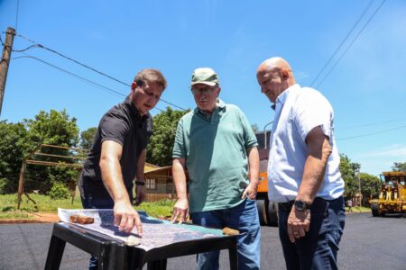Passalacqua recorrió obras de mejoras viales en Puerto Iguazú que ya suman 650 cuadras de asfaltado con fondos provinciales imagen-7