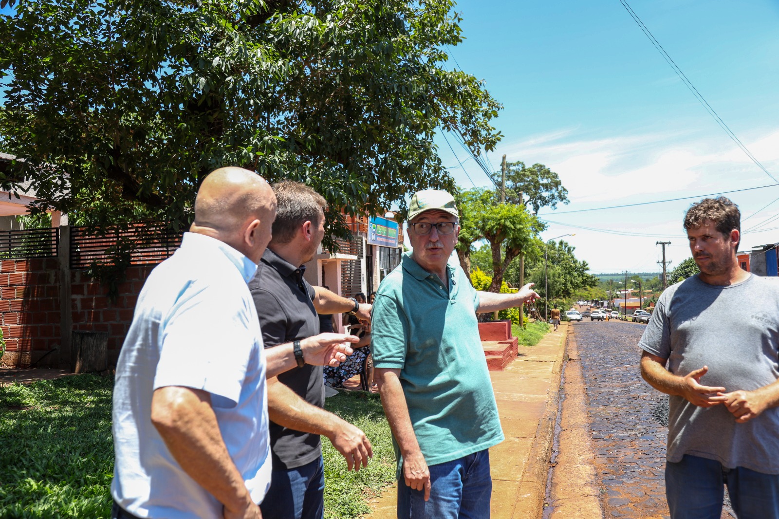 Passalacqua recorrió obras de mejoras viales en Puerto Iguazú que ya suman 650 cuadras de asfaltado con fondos provinciales 7 Passalacqua recorrió obras de mejoras viales en Puerto Iguazú que ya suman 650 cuadras de asfaltado con fondos provinciales imagen-6