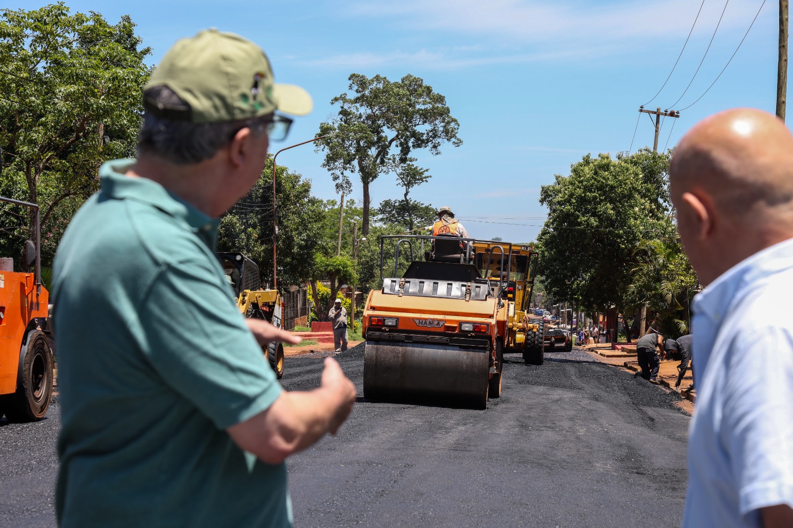 Passalacqua recorrió obras de mejoras viales en Puerto Iguazú que ya suman 650 cuadras de asfaltado con fondos provinciales 5 Passalacqua recorrió obras de mejoras viales en Puerto Iguazú que ya suman 650 cuadras de asfaltado con fondos provinciales imagen-4