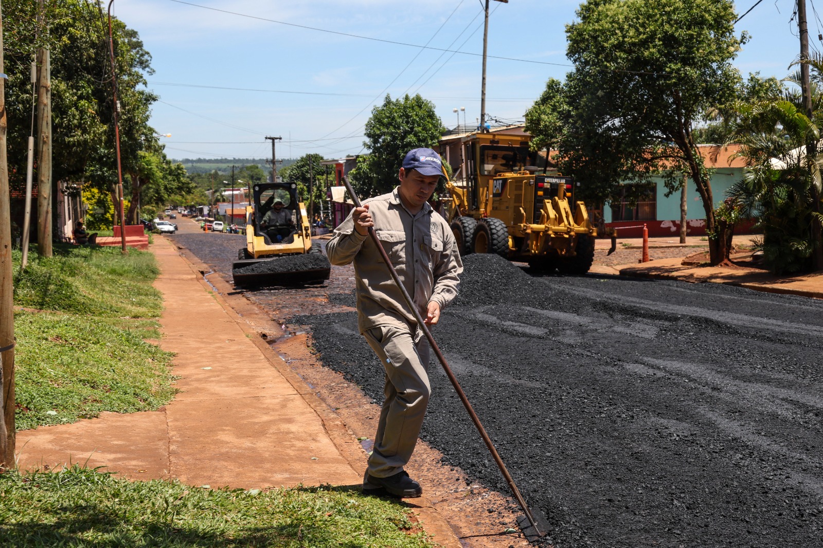 Passalacqua recorrió obras de mejoras viales en Puerto Iguazú que ya suman 650 cuadras de asfaltado con fondos provinciales 15 Passalacqua recorrió obras de mejoras viales en Puerto Iguazú que ya suman 650 cuadras de asfaltado con fondos provinciales imagen-14