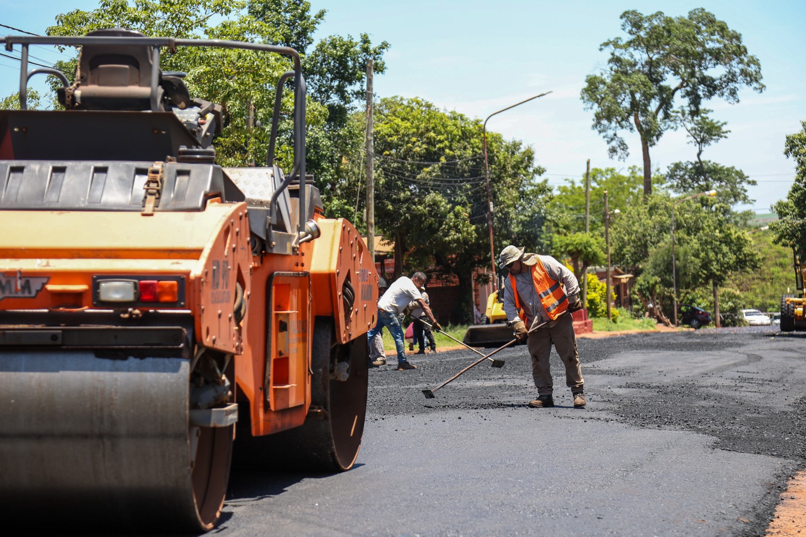 Passalacqua recorrió obras de mejoras viales en Puerto Iguazú que ya suman 650 cuadras de asfaltado con fondos provinciales 13 Passalacqua recorrió obras de mejoras viales en Puerto Iguazú que ya suman 650 cuadras de asfaltado con fondos provinciales imagen-12