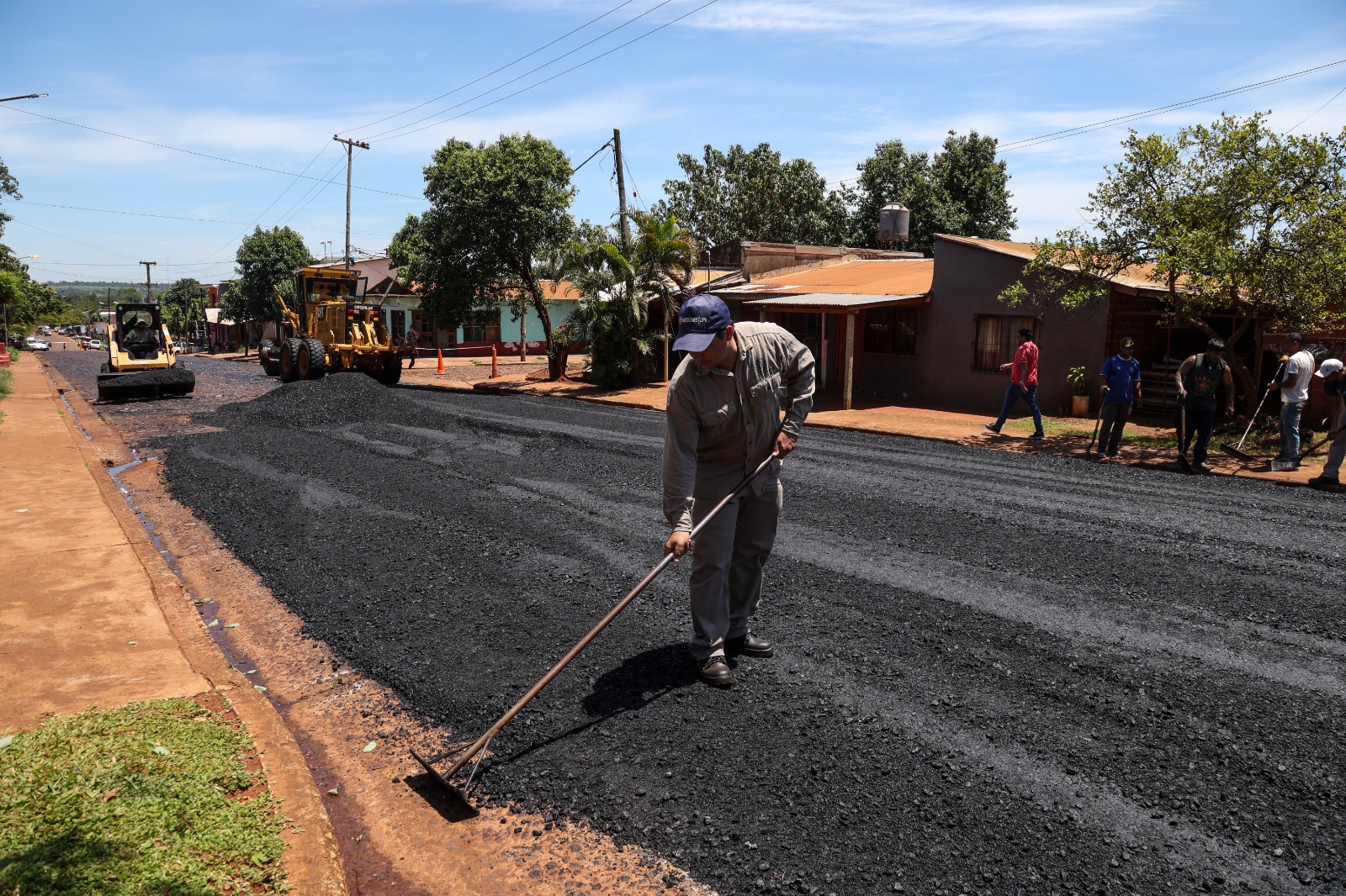 Passalacqua recorrió obras de mejoras viales en Puerto Iguazú que ya suman 650 cuadras de asfaltado con fondos provinciales 17 Passalacqua recorrió obras de mejoras viales en Puerto Iguazú que ya suman 650 cuadras de asfaltado con fondos provinciales imagen-16
