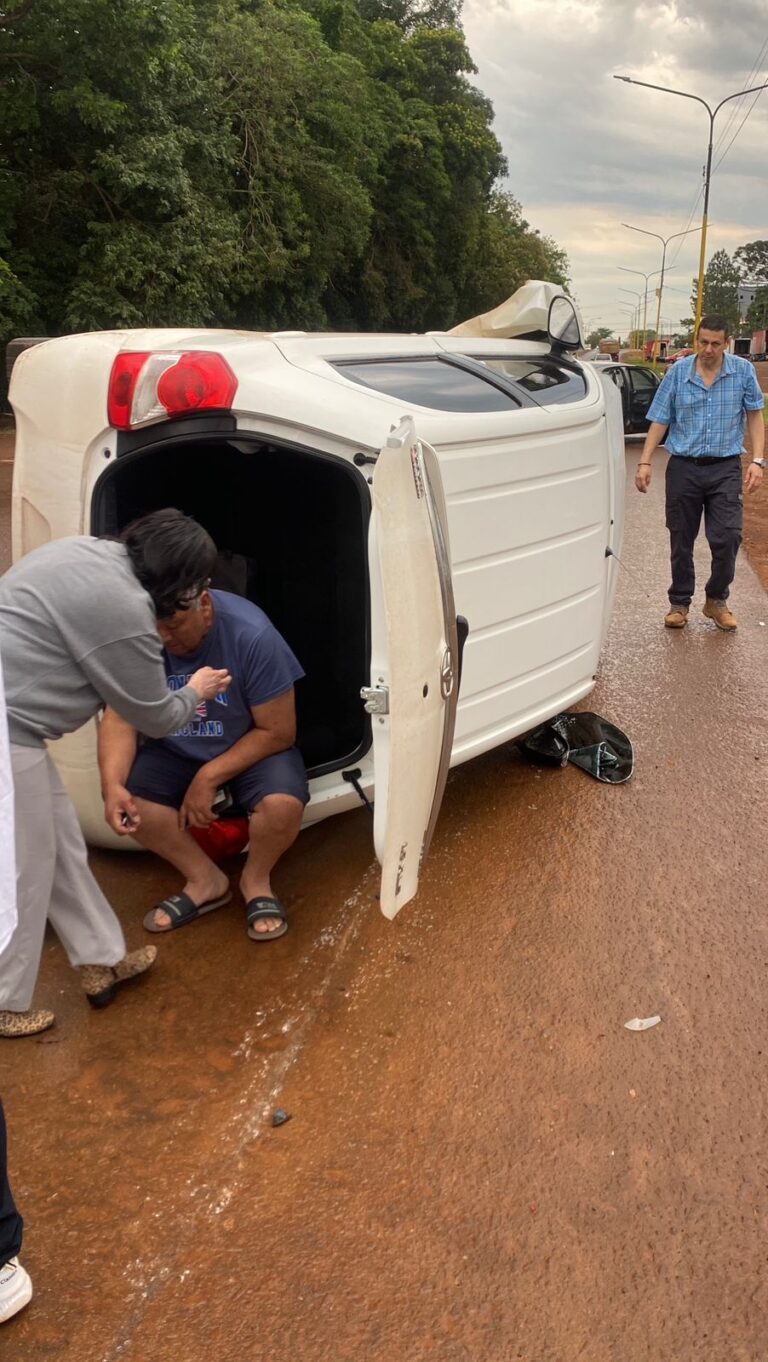 Siniestro vial en Oberá dejó un conductor lesionado imagen-25