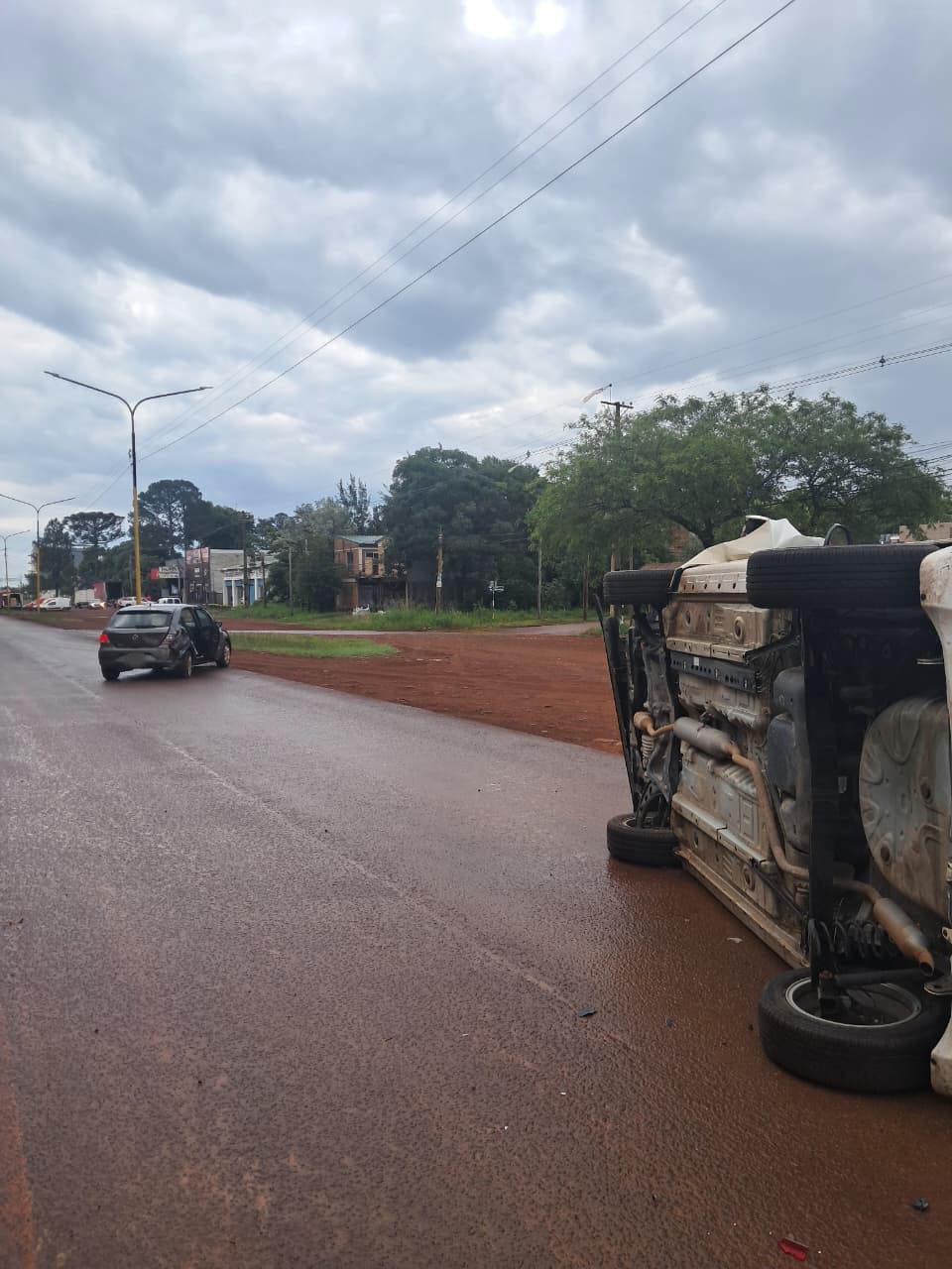 Siniestro vial en Oberá dejó un conductor lesionado 3 Siniestro vial en Oberá dejó un conductor lesionado imagen-2