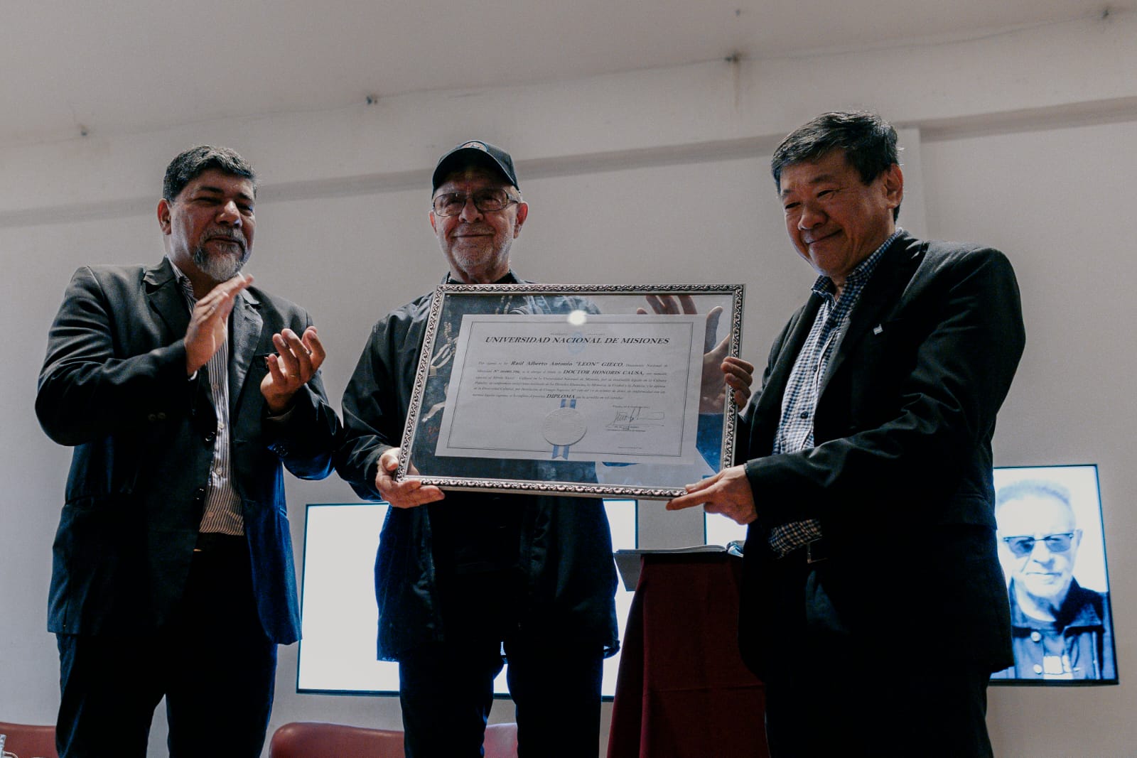 León Gieco recibió la distinción "Doctor Honoris Causa" de la UNaM imagen-2
