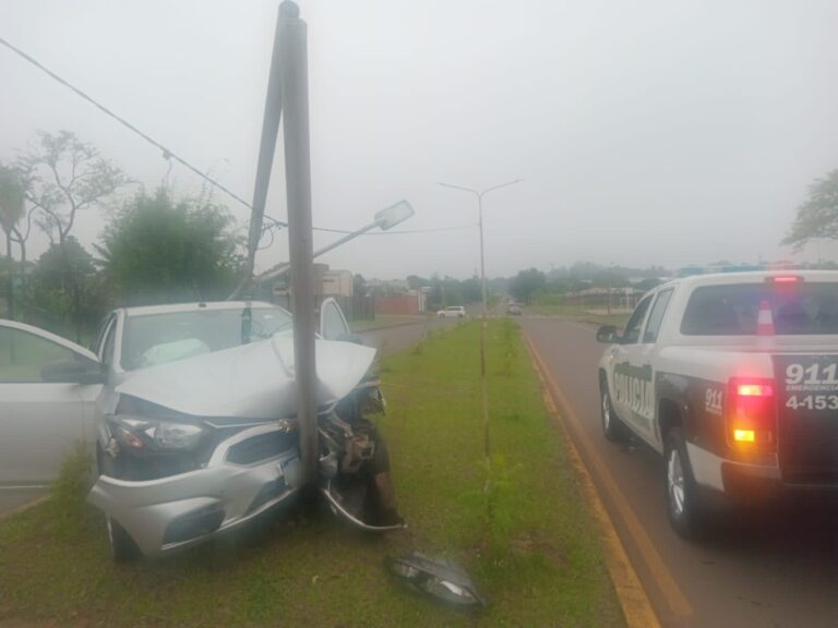 Posadas: un automóvil colisionó contra un poste en la avenida Las Heras imagen-33