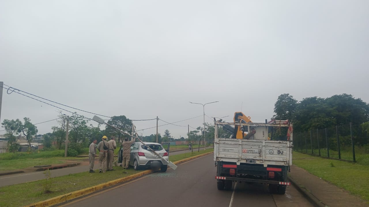 Posadas: un automóvil colisionó contra un poste en la avenida Las Heras imagen-2