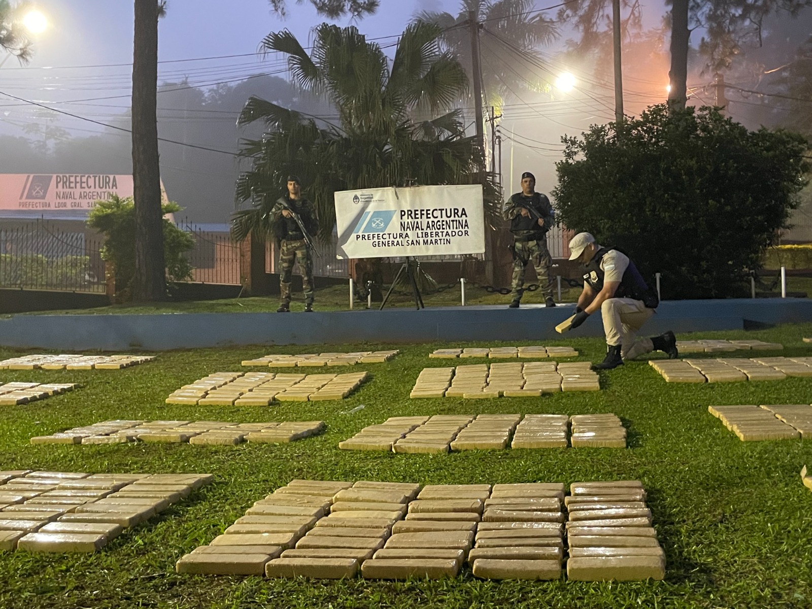 Prefectura secuestró más de una tonelada de droga en la zona de Puerto Rico imagen-4