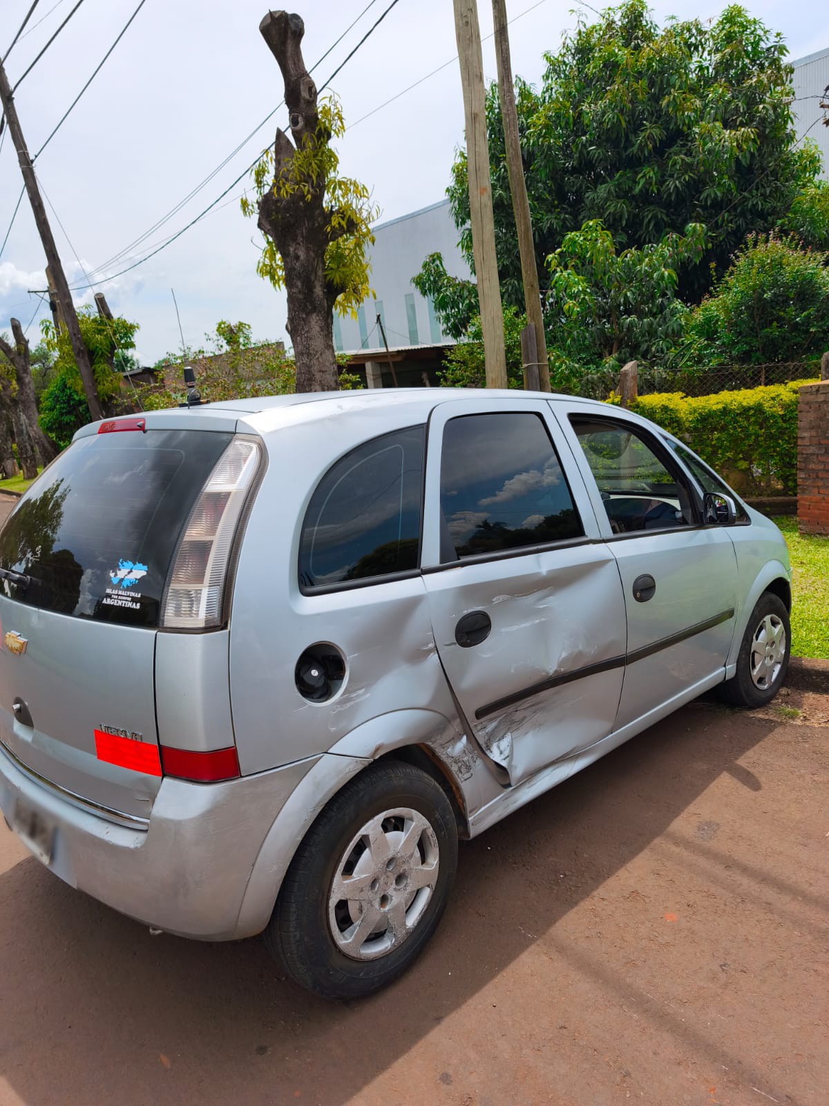Cuatro personas con lesiones leves en un choque entre dos autos en Jardín América 3 Cuatro personas con lesiones leves en un choque entre dos autos en Jardín América imagen-2