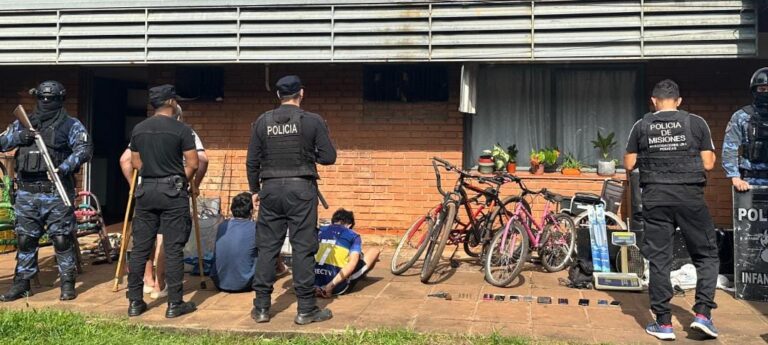 Detienen a una dupla acusada por robos en Villa Cabello: la Policía halló armas, bicicletas y electrónicos Detienen a una dupla acusada por robos en Villa Cabello: la Policía halló armas, bicicletas y electrónicos imagen-34