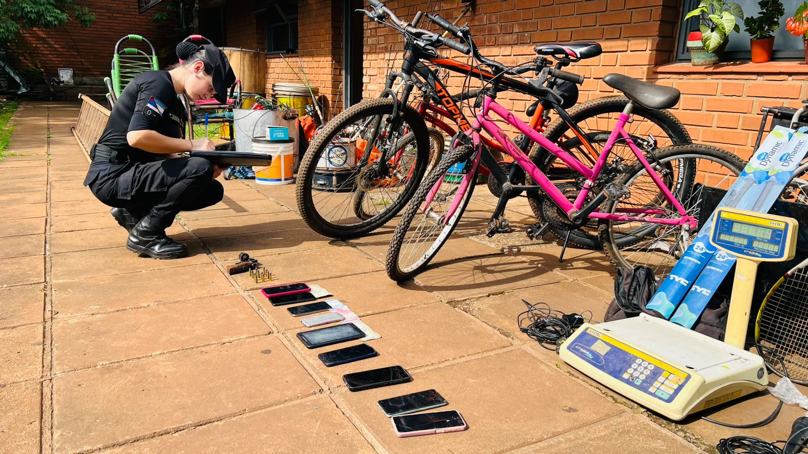 Detienen a una dupla acusada por robos en Villa Cabello: la Policía halló armas, bicicletas y electrónicos 3 Detienen a una dupla acusada por robos en Villa Cabello: la Policía halló armas, bicicletas y electrónicos imagen-2