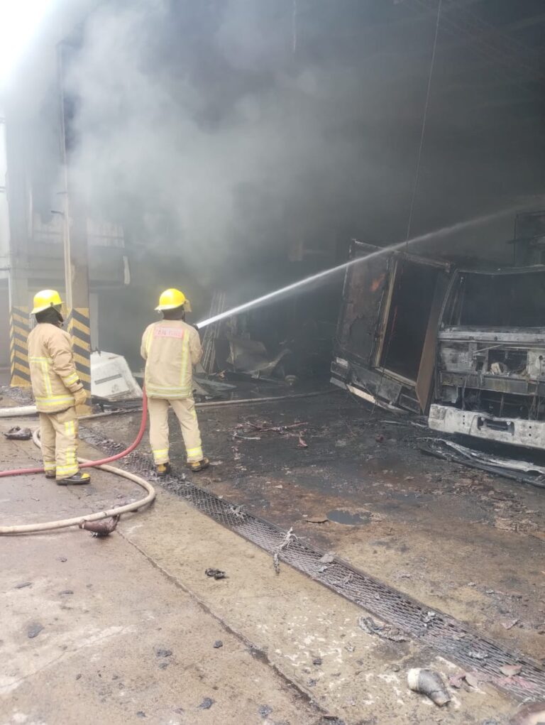 Incendio del frigorífico": "El daño es total, no quedó nada", dijo el gerente general y desestimó que haya sido intencional imagen-16