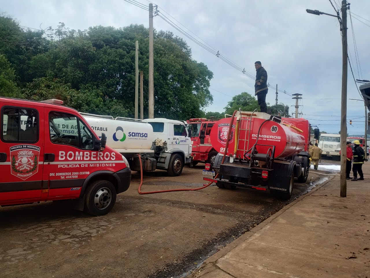 Ocho dotaciones de bomberos y policías que estaban de franco trabajaron para controlar el voraz incendio de un frigorífico de Posadas 3 Ocho dotaciones de bomberos y policías que estaban de franco trabajaron para controlar el voraz incendio de un frigorífico de Posadas imagen-2