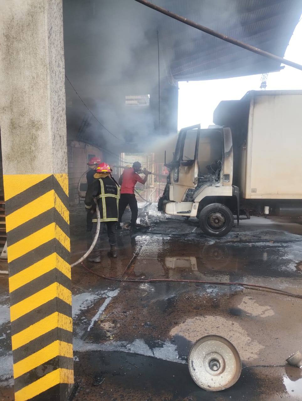 Ocho dotaciones de bomberos y policías que estaban de franco trabajaron para controlar el voraz incendio de un frigorífico de Posadas 9 Ocho dotaciones de bomberos y policías que estaban de franco trabajaron para controlar el voraz incendio de un frigorífico de Posadas imagen-8