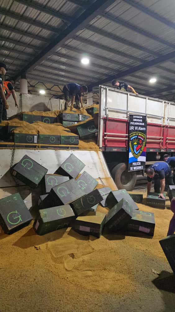 La Policía de Misiones secuestró uno de los mayores cargamentos de contrabando de cigarrillos registrados en el país 3 La Policía de Misiones secuestró uno de los mayores cargamentos de contrabando de cigarrillos registrados en el país imagen-2