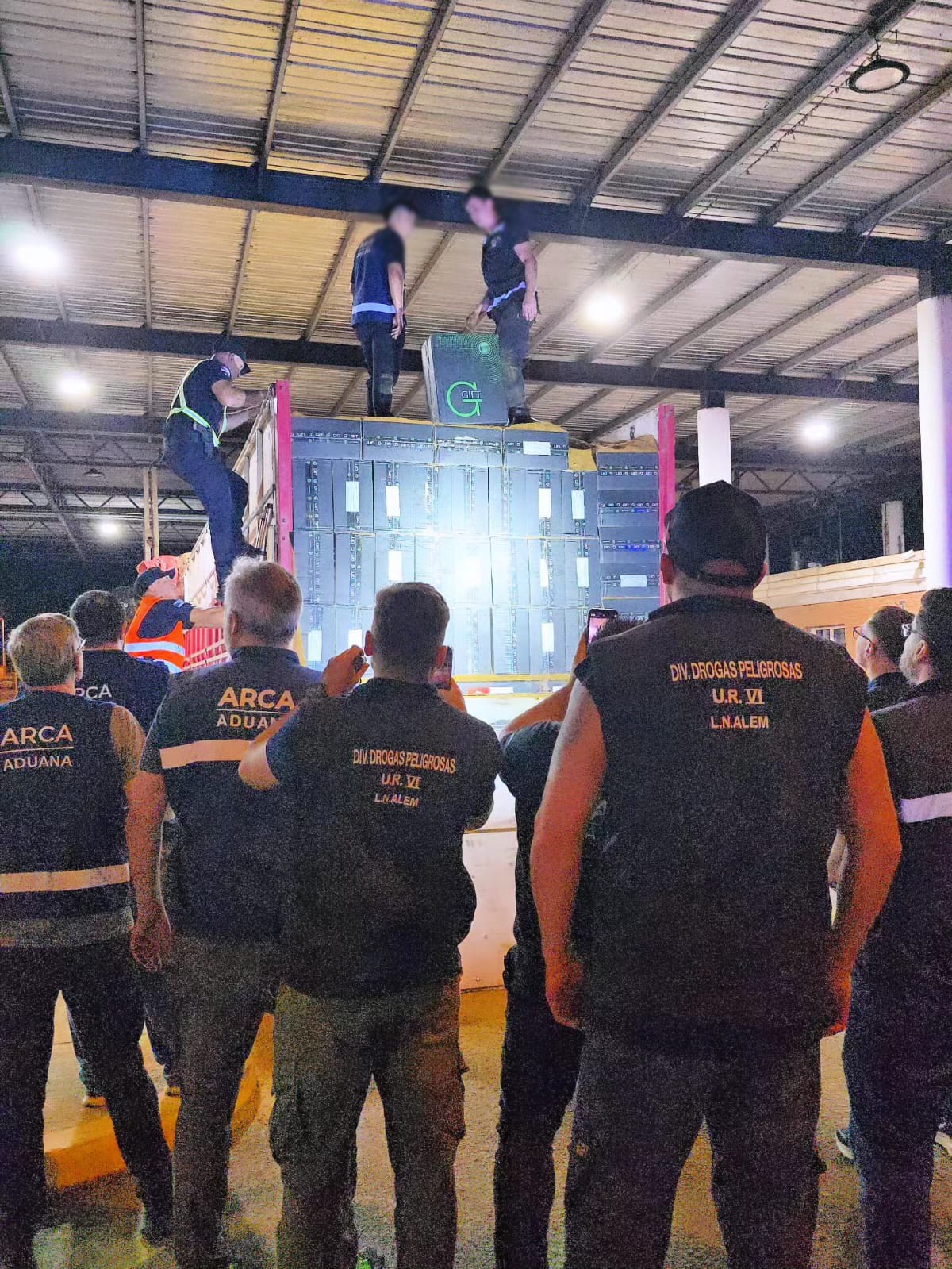 La Policía de Misiones secuestró uno de los mayores cargamentos de contrabando de cigarrillos registrados en el país 5 La Policía de Misiones secuestró uno de los mayores cargamentos de contrabando de cigarrillos registrados en el país imagen-4