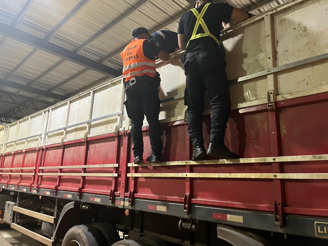 La Policía de Misiones secuestró uno de los mayores cargamentos de contrabando de cigarrillos registrados en el país 11 La Policía de Misiones secuestró uno de los mayores cargamentos de contrabando de cigarrillos registrados en el país imagen-10