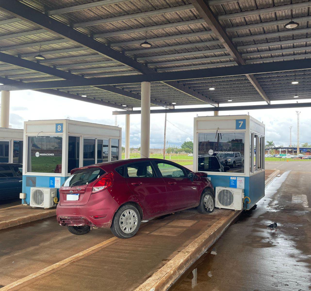 Un hombre se descompensó y colisionó contra una casilla en el Puente Internacional 5 Un hombre se descompensó y colisionó contra una casilla en el Puente Internacional imagen-4