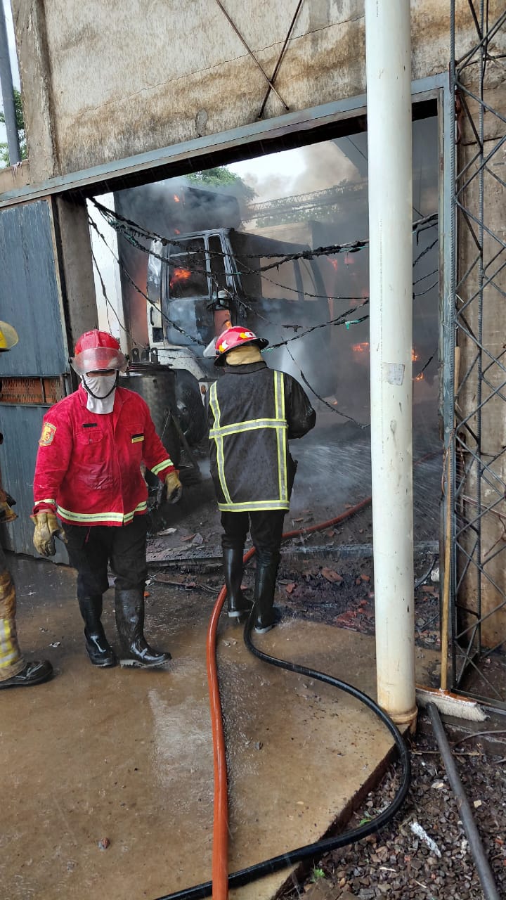 Falla eléctrica sería el origen del incendio en un frigorífico de Garupá, donde trabajaron bomberos de la Policía y voluntarios durante varias horas 3 Falla eléctrica sería el origen del incendio en un frigorífico de Garupá, donde trabajaron bomberos de la Policía y voluntarios durante varias horas imagen-2