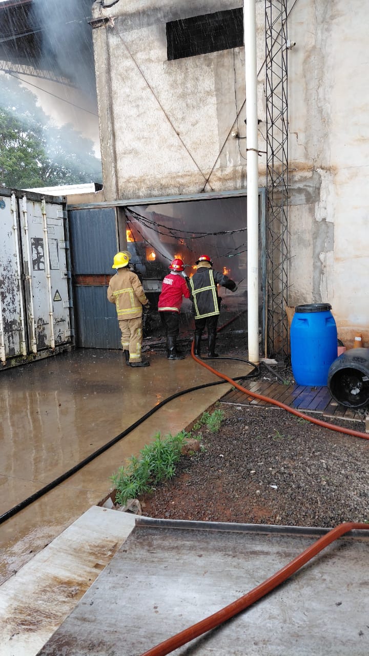 Falla eléctrica sería el origen del incendio en un frigorífico de Garupá, donde trabajaron bomberos de la Policía y voluntarios durante varias horas 7 Falla eléctrica sería el origen del incendio en un frigorífico de Garupá, donde trabajaron bomberos de la Policía y voluntarios durante varias horas imagen-6