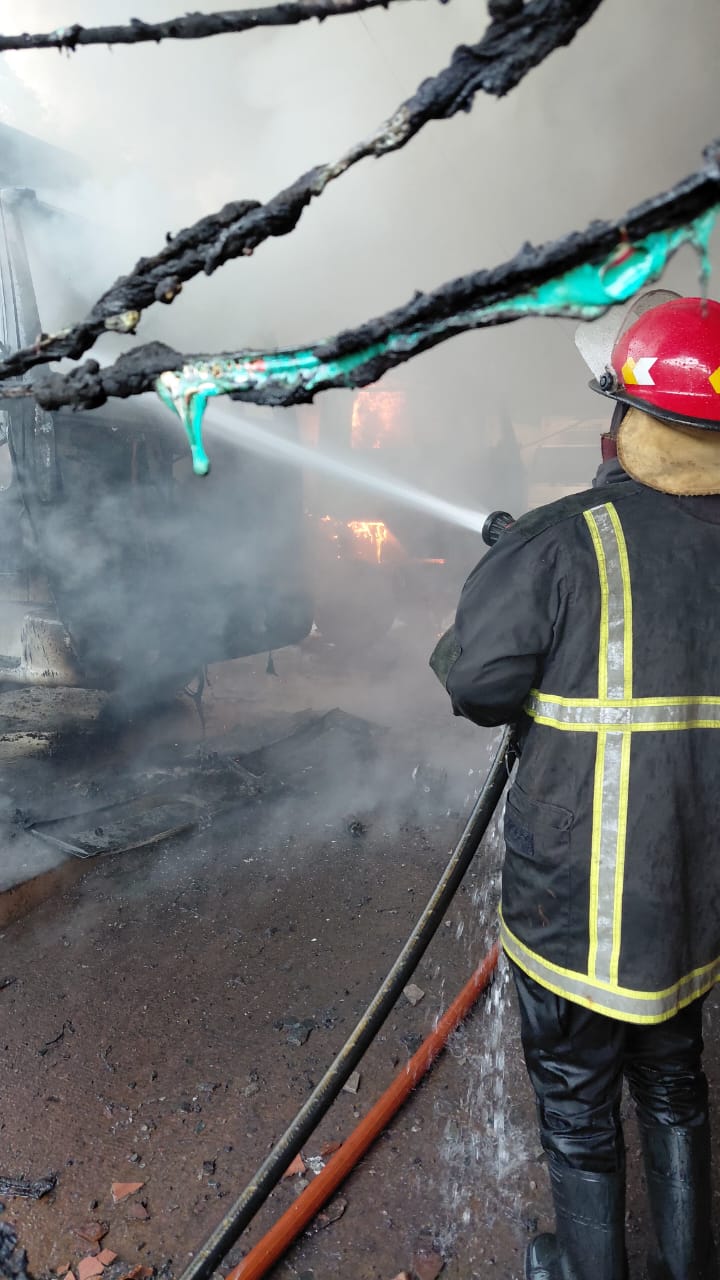 Falla eléctrica sería el origen del incendio en un frigorífico de Garupá, donde trabajaron bomberos de la Policía y voluntarios durante varias horas 5 Falla eléctrica sería el origen del incendio en un frigorífico de Garupá, donde trabajaron bomberos de la Policía y voluntarios durante varias horas imagen-4