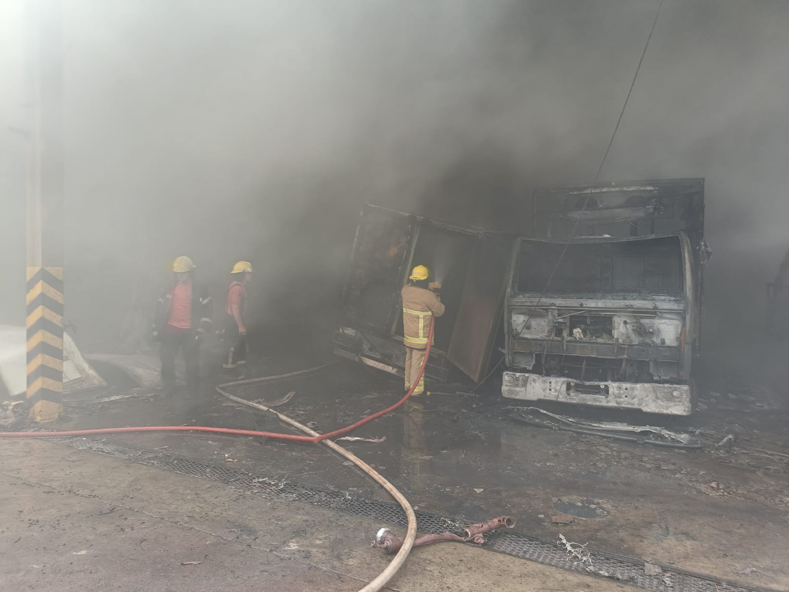 Falla eléctrica sería el origen del incendio en un frigorífico de Garupá, donde trabajaron bomberos de la Policía y voluntarios durante varias horas 11 Falla eléctrica sería el origen del incendio en un frigorífico de Garupá, donde trabajaron bomberos de la Policía y voluntarios durante varias horas imagen-10