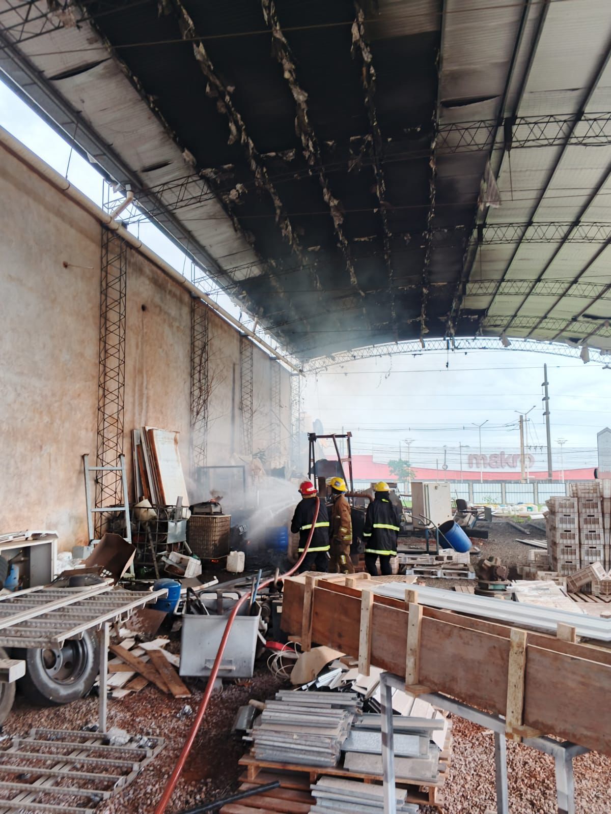 Falla eléctrica sería el origen del incendio en un frigorífico de Garupá, donde trabajaron bomberos de la Policía y voluntarios durante varias horas 13 Falla eléctrica sería el origen del incendio en un frigorífico de Garupá, donde trabajaron bomberos de la Policía y voluntarios durante varias horas imagen-12