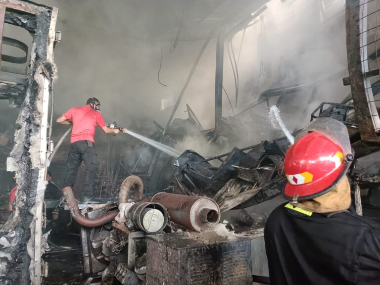 Falla eléctrica sería el origen del incendio en un frigorífico de Garupá, donde trabajaron bomberos de la Policía y voluntarios durante varias horas imagen-24