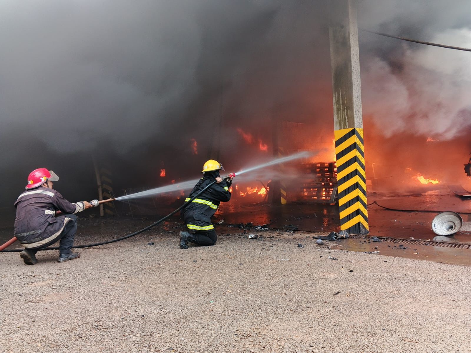 Falla eléctrica sería el origen del incendio en un frigorífico de Garupá, donde trabajaron bomberos de la Policía y voluntarios durante varias horas 9 Falla eléctrica sería el origen del incendio en un frigorífico de Garupá, donde trabajaron bomberos de la Policía y voluntarios durante varias horas imagen-8
