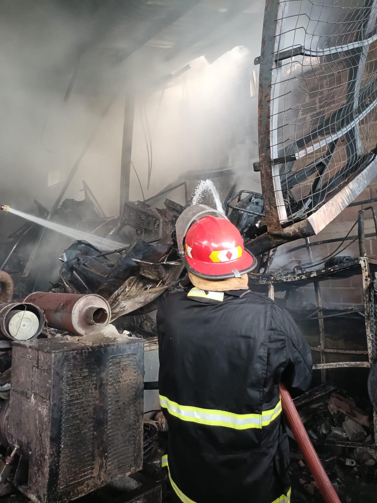 Falla eléctrica sería el origen del incendio en un frigorífico de Garupá, donde trabajaron bomberos de la Policía y voluntarios durante varias horas 15 Falla eléctrica sería el origen del incendio en un frigorífico de Garupá, donde trabajaron bomberos de la Policía y voluntarios durante varias horas imagen-14