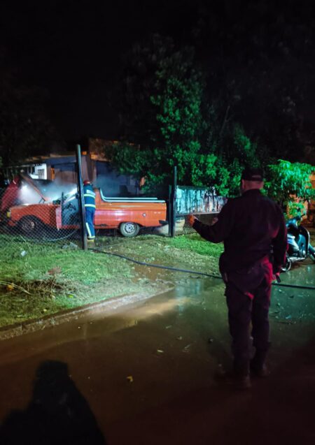 Un vehículo se incendió en el barrio Belgrano, de Wanda imagen-8