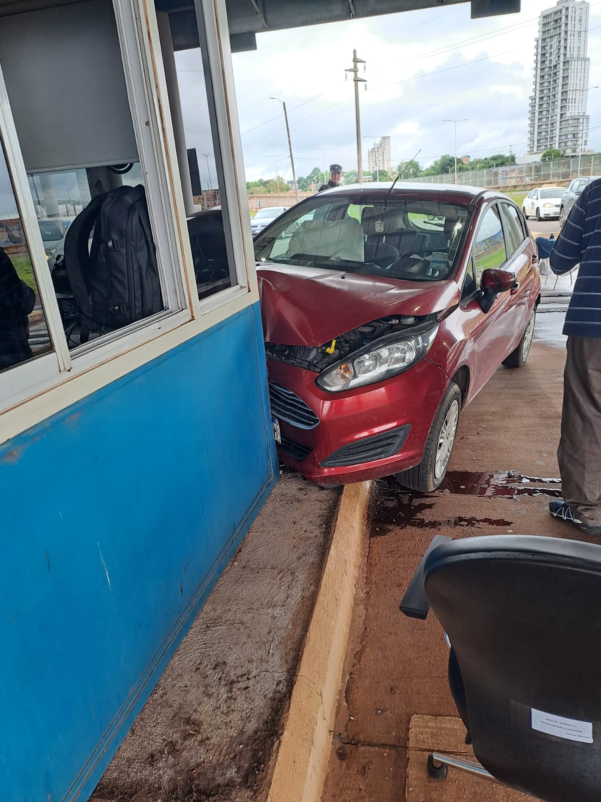 Un hombre se descompensó y colisionó contra una casilla en el Puente Internacional 3 Un hombre se descompensó y colisionó contra una casilla en el Puente Internacional imagen-2