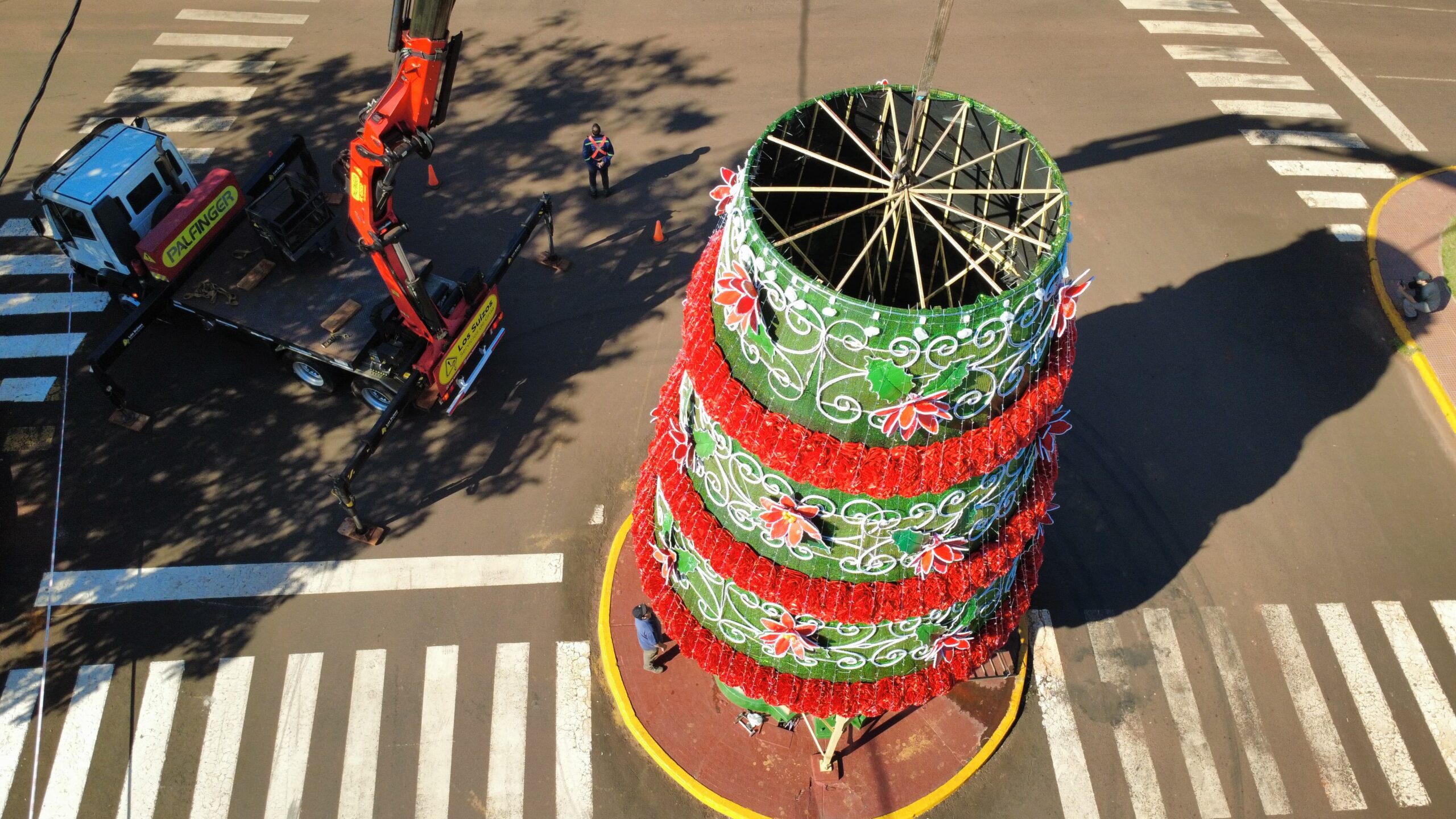 Avanza el montaje del pino principal y las nuevas estructuras temáticas para la Fiesta Nacional de la Navidad del Litoral en Alem 3 Avanza el montaje del pino principal y las nuevas estructuras temáticas para la Fiesta Nacional de la Navidad del Litoral en Alem imagen-2
