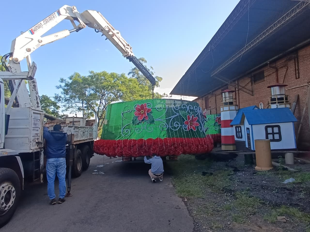 Avanza el montaje del pino principal y las nuevas estructuras temáticas para la Fiesta Nacional de la Navidad del Litoral en Alem 7 Avanza el montaje del pino principal y las nuevas estructuras temáticas para la Fiesta Nacional de la Navidad del Litoral en Alem imagen-6