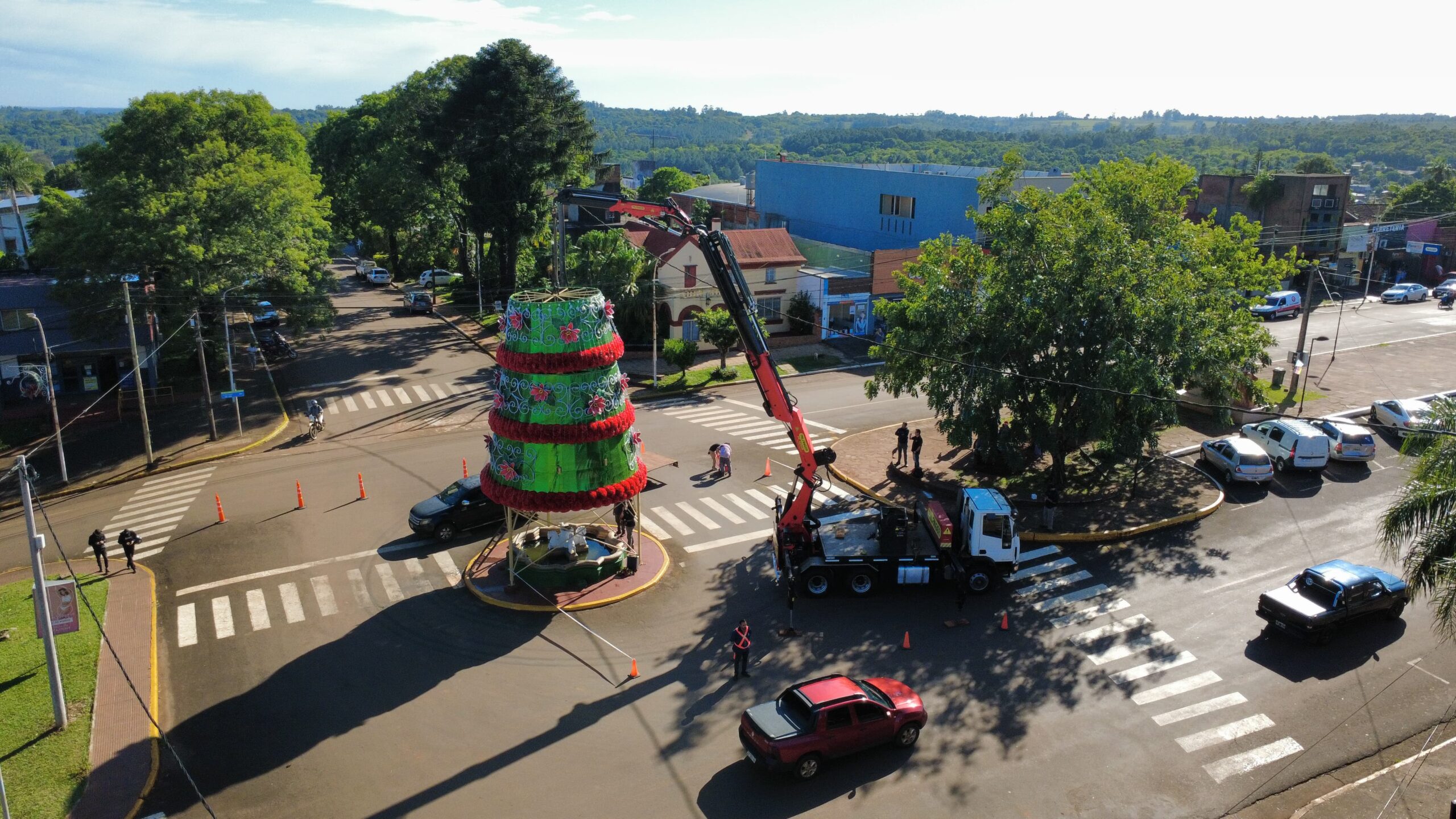 Avanza el montaje del pino principal y las nuevas estructuras temáticas para la Fiesta Nacional de la Navidad del Litoral en Alem 5 Avanza el montaje del pino principal y las nuevas estructuras temáticas para la Fiesta Nacional de la Navidad del Litoral en Alem imagen-4