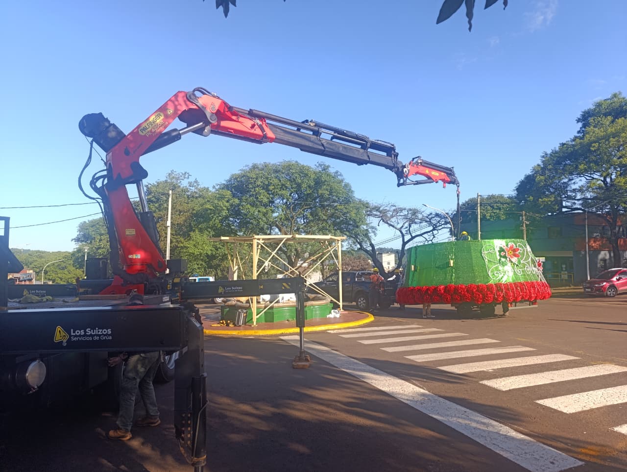 Avanza el montaje del pino principal y las nuevas estructuras temáticas para la Fiesta Nacional de la Navidad del Litoral en Alem 9 Avanza el montaje del pino principal y las nuevas estructuras temáticas para la Fiesta Nacional de la Navidad del Litoral en Alem imagen-8