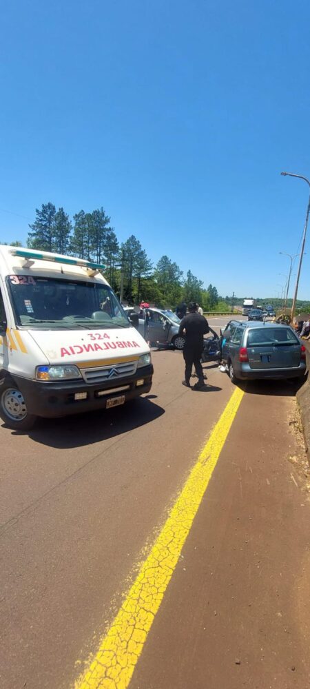 Cinco heridos tras un siniestro vial entre dos autos en el puente Yabebiry imagen-6