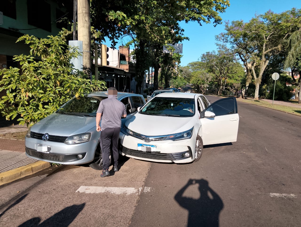 Posadas: tres vehículos involucrados y dos personas lesionadas en un choque en Roque Pérez y Ayacucho 3 Posadas: tres vehículos involucrados y dos personas lesionadas en un choque en Roque Pérez y Ayacucho imagen-2