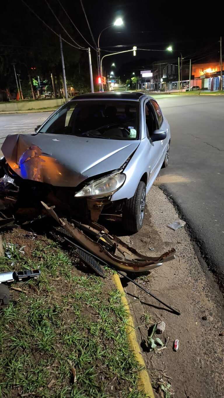 Despiste sin heridos: un automovilista ebrio despistó e impactó contra un poste en Posadas imagen-40