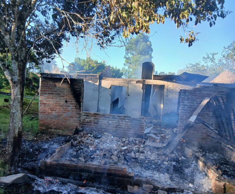 Leandro N. Alem: Incendio destruyó una vivienda en Itacaruaré, no hubo lesionados imagen-33